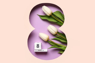 Güzel laleler ve mor arka planda küp takvimi olan bej kağıt sekizinci şekli kes. Uluslararası Kadınlar Günü