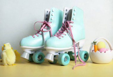 Paskalya yumurtası sepeti ve sarı masada civciv olan klasik patenler.