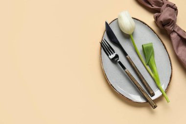 Bej arkaplanlı beyaz lale ile güzel masa ayarları