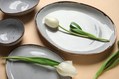 Bej arkaplan üzerinde beyaz laleler ile güzel masa ayarları