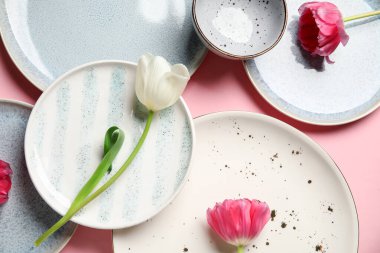 Pembe arka planda güzel laleleri olan masa ayarları