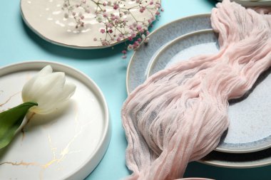 Beyaz lale ve mavi arka planda çigila çiçekleri olan güzel bir masa.