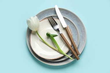 Mavi arka planda beyaz lale ile güzel masa ayarları