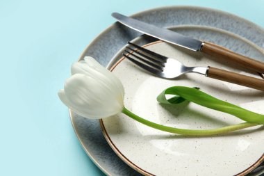 Mavi arka planda beyaz lale ile güzel masa ayarları