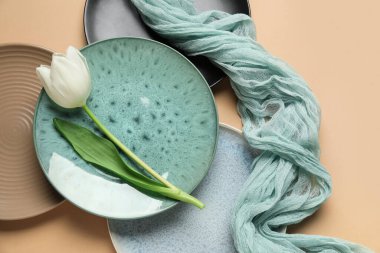 Kahverengi zemin üzerinde beyaz lale bulunan güzel masa ayarları