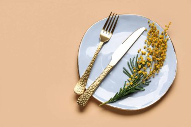 Kahverengi arka planda mimoza çiçekleri olan güzel bir masa.