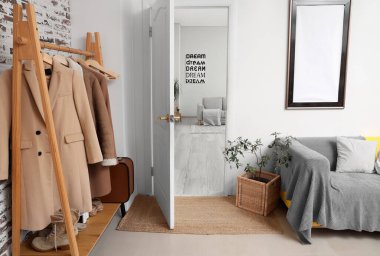 Oturma odası manzaralı, koridordaki açık kapılı kanepe.