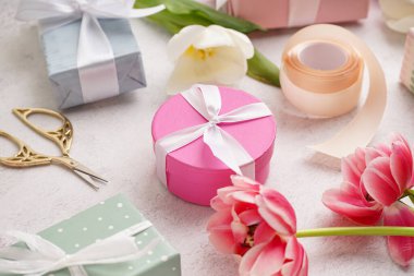 Hediye kutuları ve beyaz arka planda güzel laleler