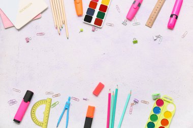 Beyaz grunge arkaplanındaki farklı kırtasiyelerden yapılmış çerçeve. Üst görünüm