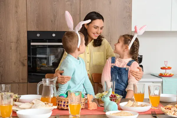 Gelukkig Moeder Knuffelen Haar Kleine Kinderen Met Pasen Diner Keuken — Stockfoto
