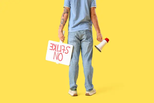 Protestierender Junger Mann Mit Plakat Mit Text Strike Und Megafon — Stockfoto