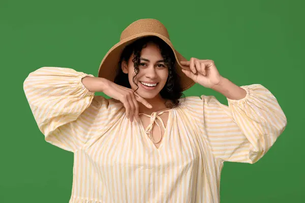 Mujer Bastante Afroamericana Vestido Sombrero Sobre Fondo Verde —  Fotos de Stock