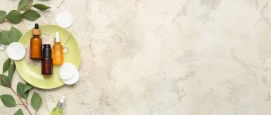 Pamuk bloknotlar, deniz tuzu ve okaliptüs ile kompozisyonu ışık arkaplan üzerinde gerekli yağ metin için alan, üst görünüm