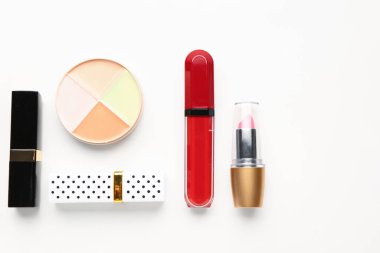 Beyaz arka planda farklı dekoratif kozmetik setleri, düz yatıyordu
