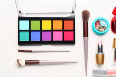 Beyaz arka planda farklı dekoratif kozmetik setleri, düz yatıyordu