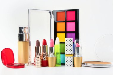 Beyaz arkaplanda farklı dekoratif kozmetik setleri