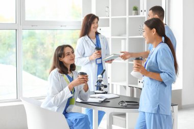 Kadın doktorlar klinikte kahve molası veriyorlar.