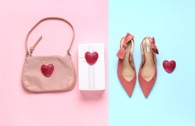 Şık kadın ayakkabıları, hediye kutusu ve renkli çantalı kompozisyon