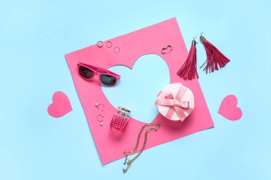 Renkli arka planda şık kadın aksesuarları, parfüm ve hediye kutusu olan kompozisyon