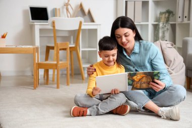 Ofiste kitap okuyan küçük bir çocukla kadın psikolog.