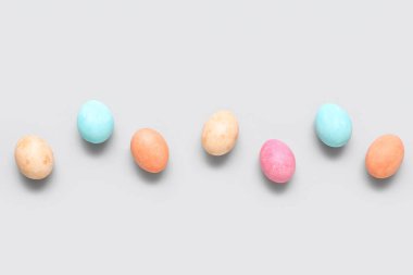 Beyaz arka planda boyanmış Paskalya yumurtaları