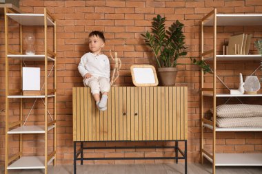 Evdeki tuvalette oturan küçük çocuk. Çocuk tehlikede.