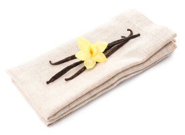 Vanilyalı peçete ve beyaz arka planda çiçek.