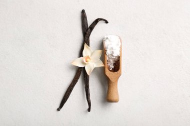 Vanilya tozu, sopa ve çiçekli ahşap kepçe