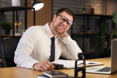 Geceleri boyun ağrısı çeken genç bir işadamı.