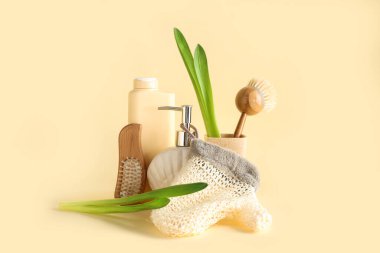 Renkli arkaplanda bitki yaprakları ve spa malzemeleriyle kompozisyon