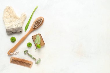 Kaplıca malzemeleri ve açık arkaplanda çiçekler olan kompozisyon