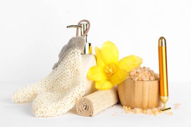 Beyaz arka planda spa aksesuarları ve lale çiçekli kompozisyon