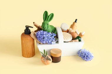 Kozmetik ürünleri, spa malzemeleri ve renk arkaplanlı Paskalya dekoru.
