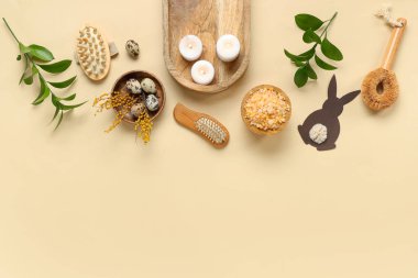 Renk arkaplanında yanan mumlar ve Paskalya dekoru olan spa kompozisyonu