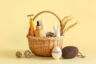 Spa aksesuarlı sepet ve renk arkaplanlı Paskalya dekoru