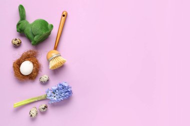 Masaj fırçası, çiçek ve arkaplanda Paskalya dekoru olan kompozisyon