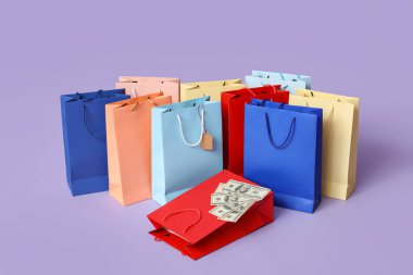 Leylak arka planda bir sürü alışveriş çantası