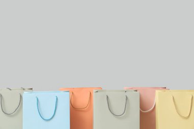 Gri arka planda farklı alışveriş çantaları