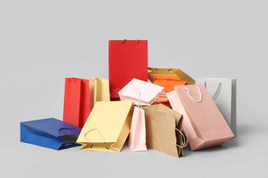 Gri arka planda bir sürü alışveriş çantası