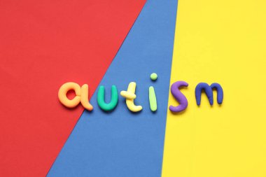 Renk arkaplanındaki sözcük AUTISM. Otistik bozukluk kavramı