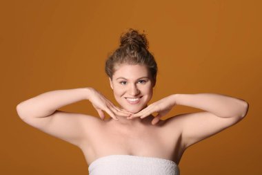 Yüzünde kahverengi bir altyapısı olan mutlu genç bir kadın.