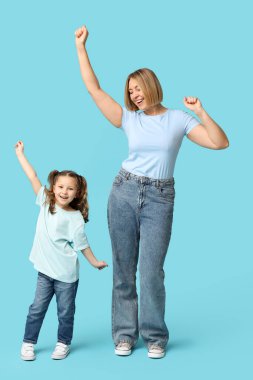 Anne mavi arka planda çocuğuyla dans ediyor. Anneler Günü