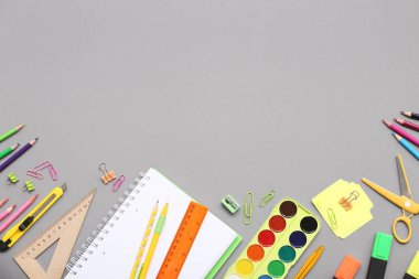 Gri arka planda kalemli ve suluboya resimli defter. Üst görünüm