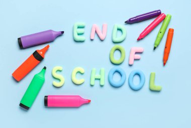 Okulun Sonu, renkli kalemler ve mavi arkaplanda keçeli kalemler. Üst görünüm