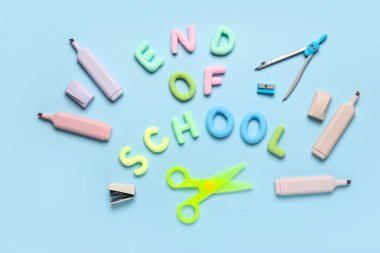 Okulun Metin Sonu, İşaretler ve makas mavi arkaplanda. Üst görünüm