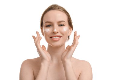 Beyaz zemin üzerine krema ile genç kadın