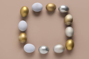 Kahverengi arkaplanda Paskalya yumurtalarından yapılmış şık bir çerçeve.