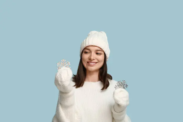 Mooie Jonge Vrouw Met Decoratieve Sneeuwvlokken Blauwe Achtergrond — Stockfoto