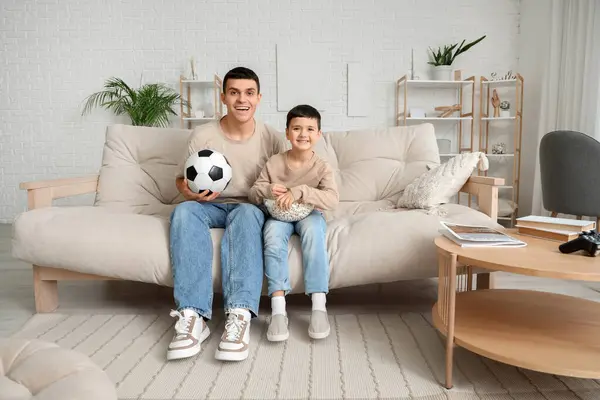 Счастливый Отец Своим Маленьким Сыном Смотрит Футбол Дома — стоковое фото