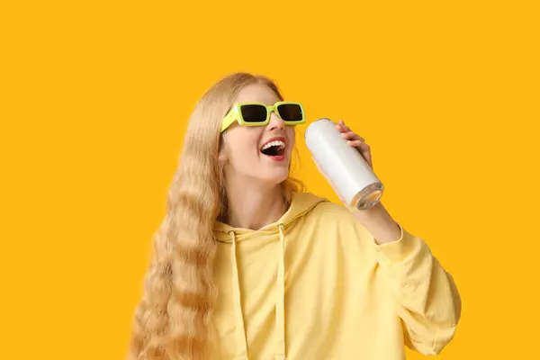 Schöne Junge Frau Sonnenbrille Mit Dose Limonade Auf Gelbem Hintergrund — Stockfoto